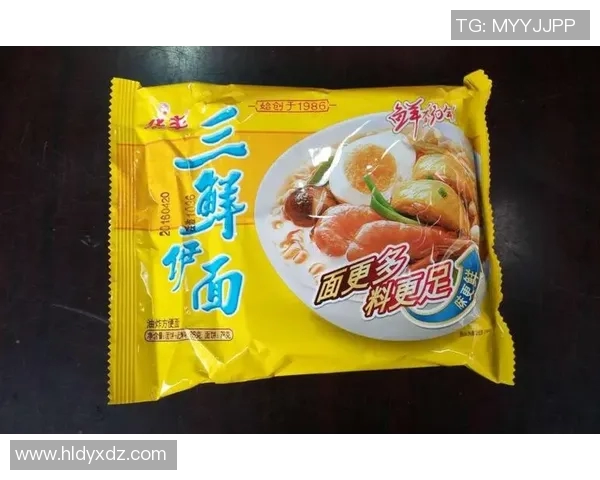 足球明星享受方便面美味瞬间背后的故事与趣味生活揭秘